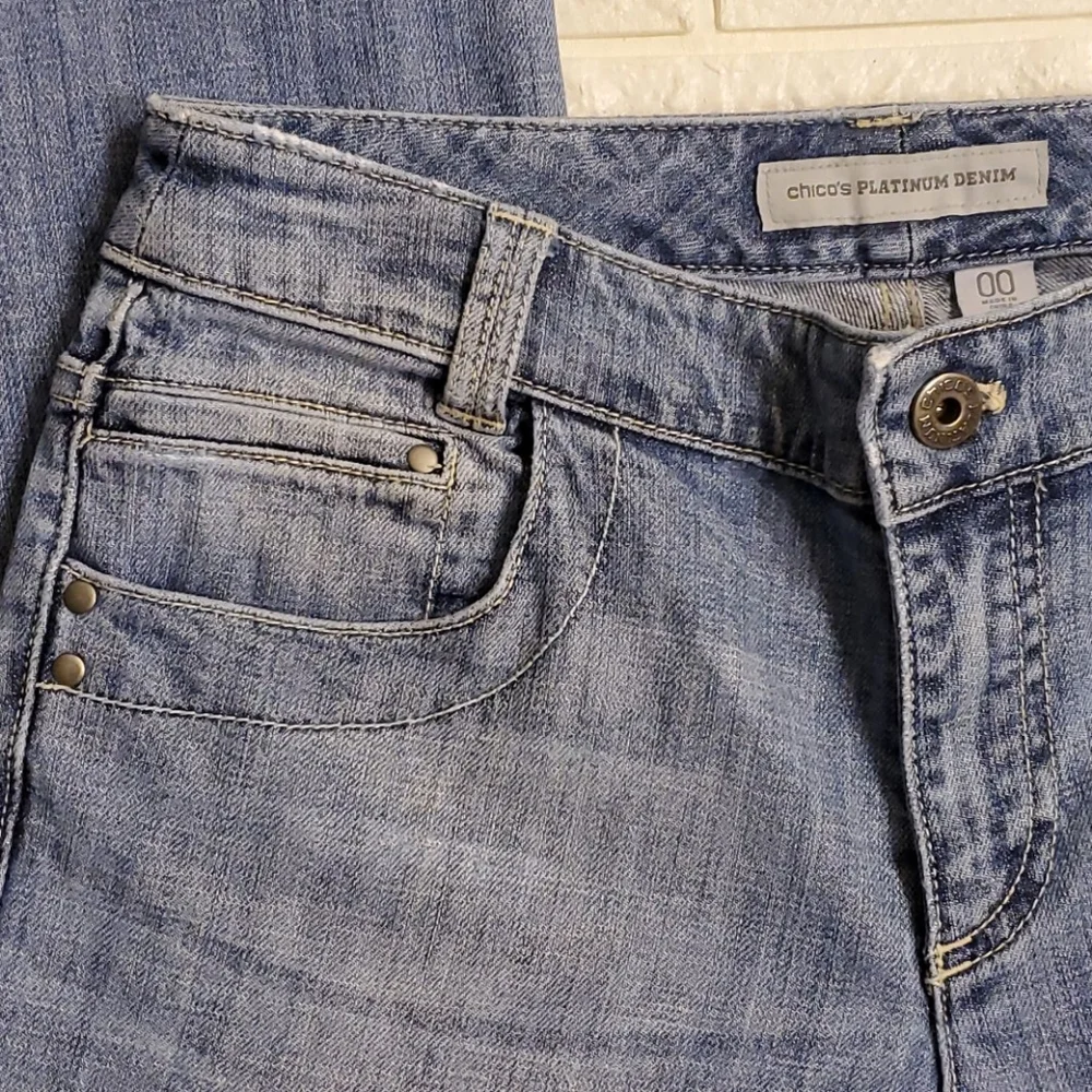 Chicos Platinum Denim Blue Jean Capris NWOT - Picture 4 of 15